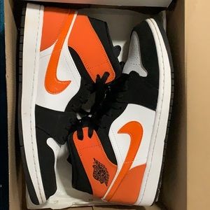 NIKE AIR JORDANS MIDS